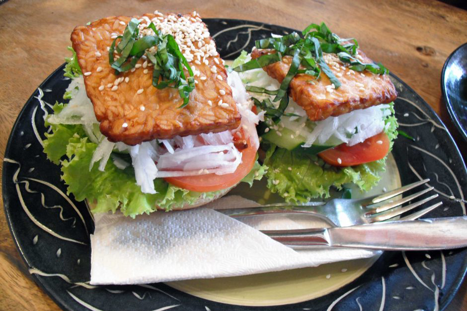 Read more about the article Club Sandwich with smoked Tempeh fillet