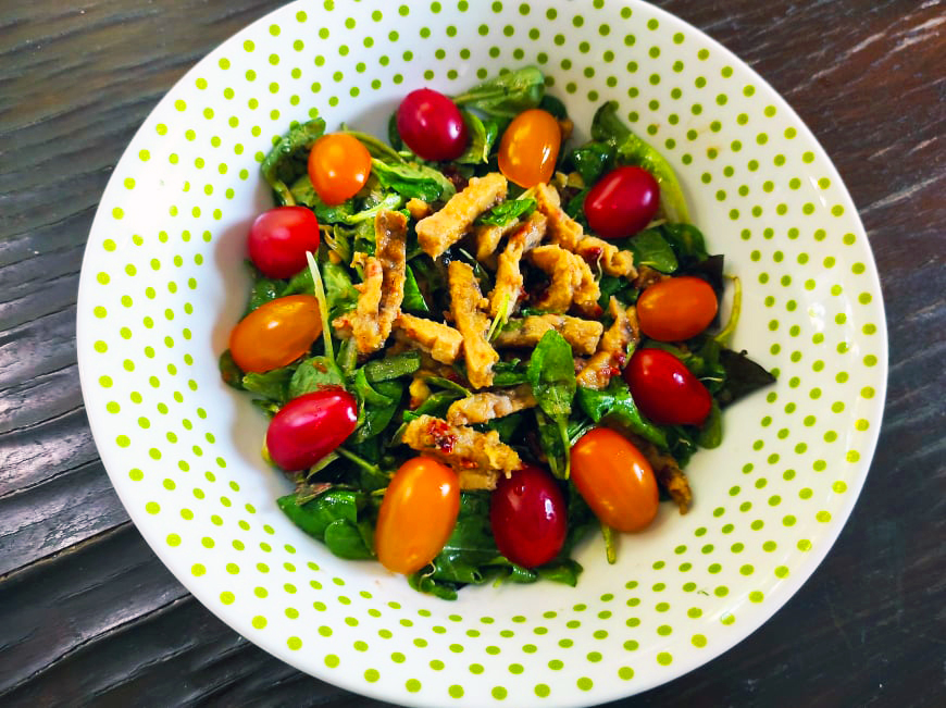 Read more about the article Baby leaves salad with peanutbutter sauce